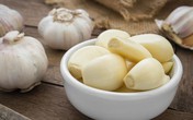 Bác sĩ khuyến cáo 10 trường hợp cấm kỵ không được ăn tỏi, có thể mất mạng Bác sĩ khuyến cáo 10 trường hợp cấm kỵ không được ăn tỏi, có thể mất mạng
