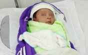 Bé trai khoảng 1 tháng tuổi bị bỏ rơi ngoài công viên kèm tờ giấy nhắn: "Con anh đó anh Hưng" Bé trai khoảng 1 tháng tuổi bị bỏ rơi ngoài công viên kèm tờ giấy nhắn: "Con anh đó anh Hưng"