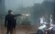 Bảo vệ đuổi người trú mưa đã làm việc lâu năm tại khách sạn 5 sao, được đại diện lễ tân đánh giá 'làm đúng nhiệm vụ' Bảo vệ đuổi người trú mưa đã làm việc lâu năm tại khách sạn 5 sao, được đại diện lễ tân đánh giá 'làm đúng nhiệm vụ'