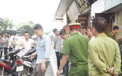 Hiện trường vụ nổ "hộp quà" ở Linh Đàm, nhân chứng hoảng sợ: Vật lạ bắn vào cổ nạn nhân khiến chảy rất nhiều máu Hiện trường vụ nổ "hộp quà" ở Linh Đàm, nhân chứng hoảng sợ: Vật lạ bắn vào cổ nạn nhân khiến chảy rất nhiều máu