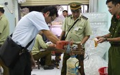 Dùng nước lã, phụ gia, chế nước mắm 'giàu đạm' Dùng nước lã, phụ gia, chế nước mắm 'giàu đạm'
