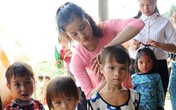Cô giáo Tắk Pổ: 'Đi hái rau rừng với cô nào!', học trò đồng thanh: 'Dạ' Cô giáo Tắk Pổ: 'Đi hái rau rừng với cô nào!', học trò đồng thanh: 'Dạ'