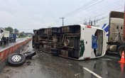 Kinh hoàng cảnh tượng xe khách văng bánh, lật nhào, 26 hành khách kêu cứu Kinh hoàng cảnh tượng xe khách văng bánh, lật nhào, 26 hành khách kêu cứu