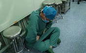 Bác sĩ ngồi bệt vì đau sau ca mổ dài 16 tiếng Bác sĩ ngồi bệt vì đau sau ca mổ dài 16 tiếng