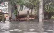 Tàu hỏa ra Bắc 'mắc kẹt' vì nước ngập đường sắt ở Sài Gòn Tàu hỏa ra Bắc 'mắc kẹt' vì nước ngập đường sắt ở Sài Gòn