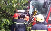 Giải cứu hàng chục người mắc kẹt trong xe khách gặp tai nạn Giải cứu hàng chục người mắc kẹt trong xe khách gặp tai nạn