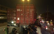 Xe SH dính chặt dưới gầm sau khi tông vào đuôi xe container dừng đậu, nam thanh niên tử vong Xe SH dính chặt dưới gầm sau khi tông vào đuôi xe container dừng đậu, nam thanh niên tử vong
