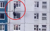 ‘Anh hùng’ lạ mặt thả dây qua cửa sổ, cứu cô gái trẻ khỏi căn hộ bốc cháy ‘Anh hùng’ lạ mặt thả dây qua cửa sổ, cứu cô gái trẻ khỏi căn hộ bốc cháy