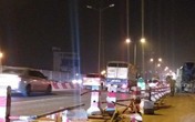 Xe bồn nổ lốp lao vào dải phân cách trên cầu Thanh Trì khiến 4 người bị thương Xe bồn nổ lốp lao vào dải phân cách trên cầu Thanh Trì khiến 4 người bị thương
