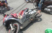 Xe ben vượt đèn đỏ cán trúng xe GrabBike giữa ngã tư, 1 hành khách nguy kịch Xe ben vượt đèn đỏ cán trúng xe GrabBike giữa ngã tư, 1 hành khách nguy kịch