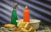 Khi lau sàn bằng nước tẩy không nên bật đèn Khi lau sàn bằng nước tẩy không nên bật đèn