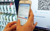 Ngồi vỉa hè, rút điện thoại trả tiền trà đá, mua gói xôi sáng Ngồi vỉa hè, rút điện thoại trả tiền trà đá, mua gói xôi sáng