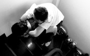 Người mẹ miệt mài cõng con bại liệt đến giảng đường đại học Người mẹ miệt mài cõng con bại liệt đến giảng đường đại học