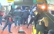 Bị đẩy ngã ngay trước mũi tàu, người phụ nữ sống sót kỳ diệu Bị đẩy ngã ngay trước mũi tàu, người phụ nữ sống sót kỳ diệu