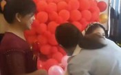 Hàng xóm nô nức chờ đám cưới, nhưng chú rể bất ngờ quay về một mình, hỏi ra mới biết hành động quá đáng của cô dâu và gia đình Hàng xóm nô nức chờ đám cưới, nhưng chú rể bất ngờ quay về một mình, hỏi ra mới biết hành động quá đáng của cô dâu và gia đình