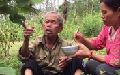 Hai mẹ con đem cơm lên núi bón cho cụ già đi lạc Hai mẹ con đem cơm lên núi bón cho cụ già đi lạc
