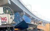 Xe container kéo sập cầu bộ hành trước cổng Suối Tiên Xe container kéo sập cầu bộ hành trước cổng Suối Tiên