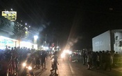 Hàng trăm người dân hiếu kỳ bất chấp nguy hiểm, đứng tràn ra cả hai làn đường xem tai nạn chết người Hàng trăm người dân hiếu kỳ bất chấp nguy hiểm, đứng tràn ra cả hai làn đường xem tai nạn chết người