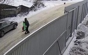 Yêu râu xanh táo tợn bắt cóc bé gái giữa ban ngày Yêu râu xanh táo tợn bắt cóc bé gái giữa ban ngày