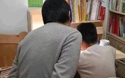 Bố tự trói tay mình để kìm chế cơn giận khi dạy con học Bố tự trói tay mình để kìm chế cơn giận khi dạy con học