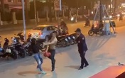 Đình chỉ nam nhân viên bảo vệ đánh đấm túi bụi vào mặt người phụ nữ tại vỉa hè Trung tâm thương mại ở Hà Nội Đình chỉ nam nhân viên bảo vệ đánh đấm túi bụi vào mặt người phụ nữ tại vỉa hè Trung tâm thương mại ở Hà Nội