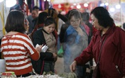 Người Hà Nội ùn ùn kéo nhau đi tranh thủ sắm Tết dịp cuối tuần Người Hà Nội ùn ùn kéo nhau đi tranh thủ sắm Tết dịp cuối tuần