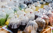 Bác sĩ cảnh báo đựng đồ ăn nóng trong túi nilon có thể tăng mắc ung thư vú Bác sĩ cảnh báo đựng đồ ăn nóng trong túi nilon có thể tăng mắc ung thư vú