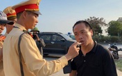 Mánh khóe của tài xế sử dụng rượu bia tránh chốt kiểm tra nồng độ cồn trên quốc lộ 5 Mánh khóe của tài xế sử dụng rượu bia tránh chốt kiểm tra nồng độ cồn trên quốc lộ 5