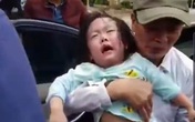Hi hữu ngày Tết: 2 bé gái mắc kẹt trong ô-tô vì bố... quên chìa khóa Hi hữu ngày Tết: 2 bé gái mắc kẹt trong ô-tô vì bố... quên chìa khóa