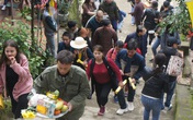 Hàng ngàn người chen chân về "Hoan Châu đệ nhất danh lam" ngày khai hội Hàng ngàn người chen chân về "Hoan Châu đệ nhất danh lam" ngày khai hội