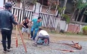 Chó Pitbull tuột xích, hung tợn cắn người đi đường nát tay Chó Pitbull tuột xích, hung tợn cắn người đi đường nát tay