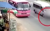 Vội bắt chuyến xe, nữ sinh lớp 6 bị ô tô tông trực diện khi băng sang đường Vội bắt chuyến xe, nữ sinh lớp 6 bị ô tô tông trực diện khi băng sang đường