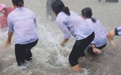 Mặc mưa ngập đến cả đầu gối, hàng chục học sinh vẫn vô tư chơi đùa dưới sân trường: Vui nhưng có an toàn? Mặc mưa ngập đến cả đầu gối, hàng chục học sinh vẫn vô tư chơi đùa dưới sân trường: Vui nhưng có an toàn?