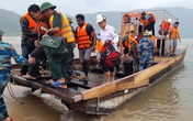 Cứu hộ thành công 16 thuyền viên mắc kẹt trên tàu hàng ở vùng biển Hà Tĩnh Cứu hộ thành công 16 thuyền viên mắc kẹt trên tàu hàng ở vùng biển Hà Tĩnh