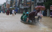 Thuyền ghe lên phố, người dân bì bõm lội lũ đi mua đồ ăn Thuyền ghe lên phố, người dân bì bõm lội lũ đi mua đồ ăn