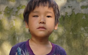 Bố mất sớm, mẹ bỏ đi, cậu bé dân tộc cần tiền chữa mắt