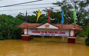 Nước lũ dâng ngập cổng trường ở Quảng Trị Nước lũ dâng ngập cổng trường ở Quảng Trị
