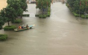 Người dân Hà Tĩnh thức trắng đêm chống lũ, nhiều địa phương chìm trong biển nước Người dân Hà Tĩnh thức trắng đêm chống lũ, nhiều địa phương chìm trong biển nước