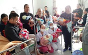Bác sĩ nổ máy phát điện, đón 18 em bé chào đời trong tâm lũ Bác sĩ nổ máy phát điện, đón 18 em bé chào đời trong tâm lũ