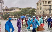 TP. Hà Tĩnh biến thành sông, người dân đổ xô ra đường bắt cá TP. Hà Tĩnh biến thành sông, người dân đổ xô ra đường bắt cá