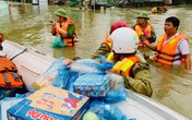 Lũ lớn, người dân Hà Tĩnh ngồi trên nóc nhà chờ cứu hộ Lũ lớn, người dân Hà Tĩnh ngồi trên nóc nhà chờ cứu hộ
