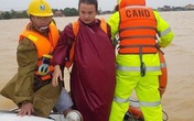 Công an Quảng Bình giải cứu 4 người bị lật thuyền chới với giữa biển nước Công an Quảng Bình giải cứu 4 người bị lật thuyền chới với giữa biển nước