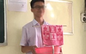 Nam sinh cười rất tươi đứng cạnh bục giảng, ai nấy đoán già đoán non hành động này cho đến khi nhìn xuống "vật thể lạ" trong tay Nam sinh cười rất tươi đứng cạnh bục giảng, ai nấy đoán già đoán non hành động này cho đến khi nhìn xuống "vật thể lạ" trong tay