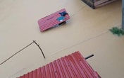 Đau lòng: Mẹ chèo thuyền đi nhận hàng cứu trợ, con trai 8 tuổi ở nhà bị lũ cuốn tử vong Đau lòng: Mẹ chèo thuyền đi nhận hàng cứu trợ, con trai 8 tuổi ở nhà bị lũ cuốn tử vong