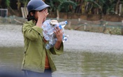 Những giọt nước mắt xót xa của người dân Hà Tĩnh sau trận lũ lịch sử Những giọt nước mắt xót xa của người dân Hà Tĩnh sau trận lũ lịch sử
