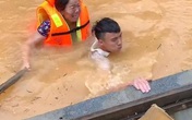 Quặn lòng giọt nước mắt của người dân vùng lũ và những hình ảnh xúc động tới tận tâm can Quặn lòng giọt nước mắt của người dân vùng lũ và những hình ảnh xúc động tới tận tâm can