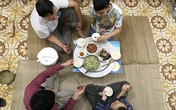 Ông bố theo con lên giảng đường mỗi ngày Ông bố theo con lên giảng đường mỗi ngày