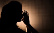 Người vợ bị ép mặc quần áo của mẹ chồng đã khuất với mùi hôi khó chịu và loạt chiêu trò hành hạ của gia đình chồng dẫn đến bi kịch đau lòng Người vợ bị ép mặc quần áo của mẹ chồng đã khuất với mùi hôi khó chịu và loạt chiêu trò hành hạ của gia đình chồng dẫn đến bi kịch đau lòng