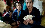 Cái kết bất ngờ của người đàn ông dân tộc nghèo vùng lũ khi nhận được chiếc áo từ thiện bên trong có 10 triệu đồng Cái kết bất ngờ của người đàn ông dân tộc nghèo vùng lũ khi nhận được chiếc áo từ thiện bên trong có 10 triệu đồng
