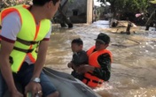 Người đàn ông lao xuống bế cậu bé dưới dòng nước lũ: "Hành động của tôi chỉ là phản xạ tự nhiên, bế cháu bé lên mà trái tim tôi thấy nhói" Người đàn ông lao xuống bế cậu bé dưới dòng nước lũ: "Hành động của tôi chỉ là phản xạ tự nhiên, bế cháu bé lên mà trái tim tôi thấy nhói"